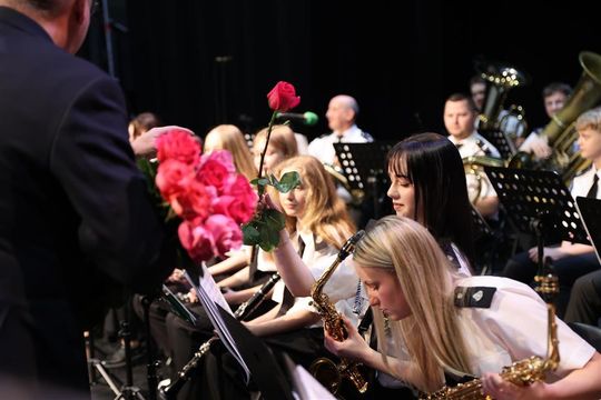 Panowie witali panie kwiatami. Dzień Kobiet w Tomaszowskim Domu Kultury [ZDJĘCIA]