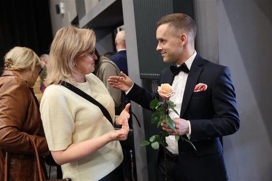 Panowie witali panie kwiatami. Dzień Kobiet w Tomaszowskim Domu Kultury [ZDJĘCIA]