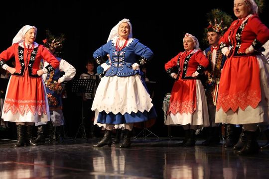 Panowie witali panie kwiatami. Dzień Kobiet w Tomaszowskim Domu Kultury [ZDJĘCIA]