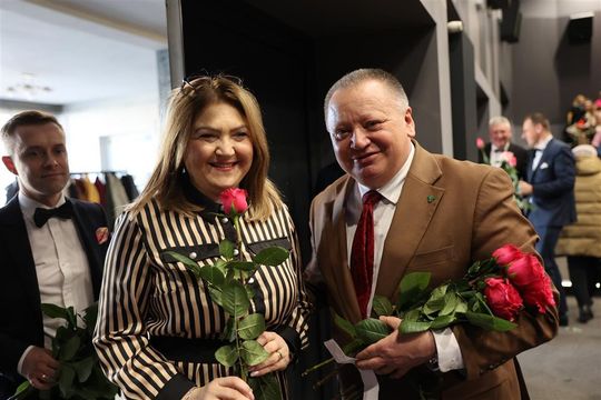 Panowie witali panie kwiatami. Dzień Kobiet w Tomaszowskim Domu Kultury [ZDJĘCIA]