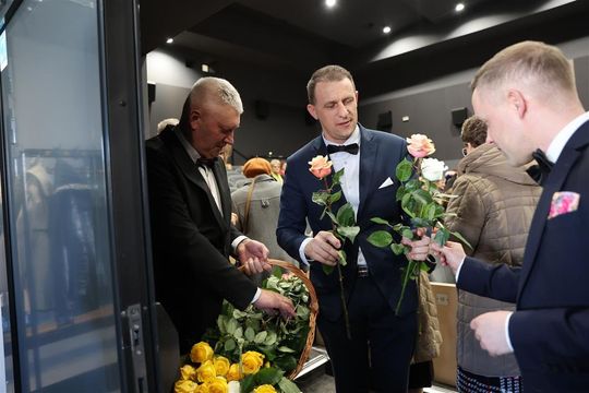 Panowie witali panie kwiatami. Dzień Kobiet w Tomaszowskim Domu Kultury [ZDJĘCIA]