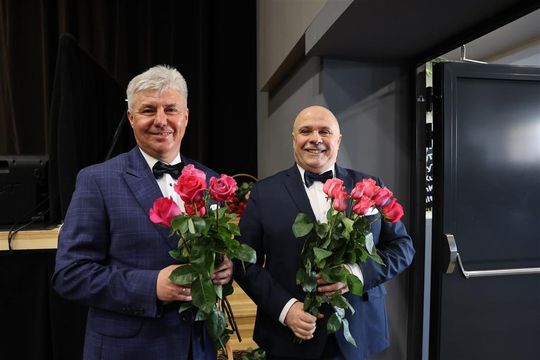 Panowie witali panie kwiatami. Dzień Kobiet w Tomaszowskim Domu Kultury [ZDJĘCIA]