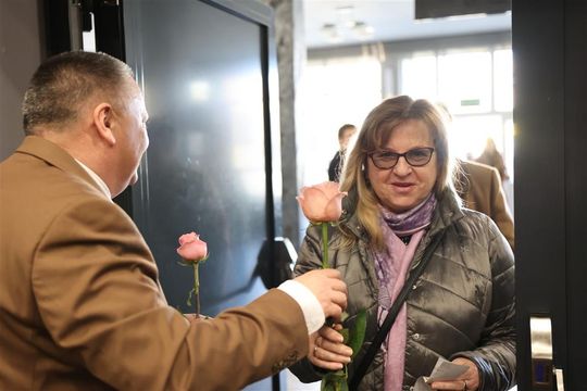 Panowie witali panie kwiatami. Dzień Kobiet w Tomaszowskim Domu Kultury [ZDJĘCIA]