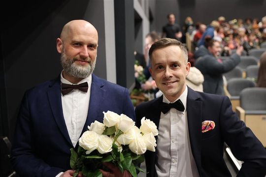 Panowie witali panie kwiatami. Dzień Kobiet w Tomaszowskim Domu Kultury [ZDJĘCIA]