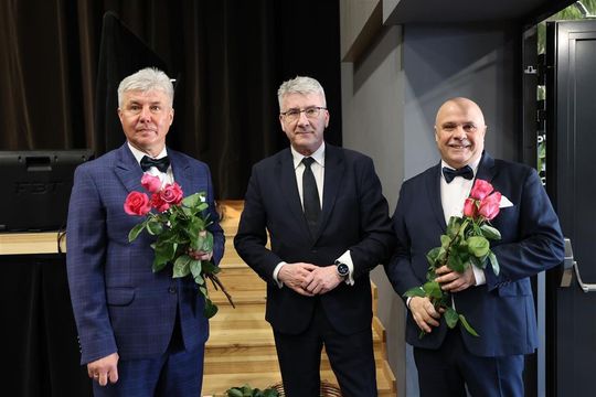 Panowie witali panie kwiatami. Dzień Kobiet w Tomaszowskim Domu Kultury [ZDJĘCIA]