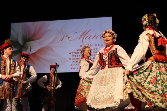 Panowie witali panie kwiatami. Dzień Kobiet w Tomaszowskim Domu Kultury [ZDJĘCIA]