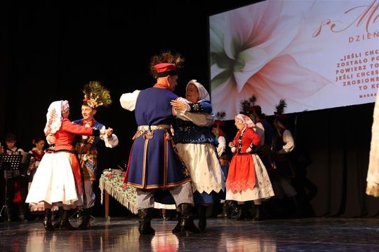 Panowie witali panie kwiatami. Dzień Kobiet w Tomaszowskim Domu Kultury [ZDJĘCIA]