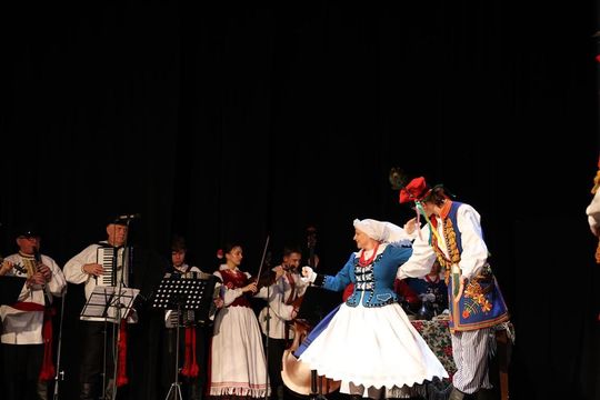 Panowie witali panie kwiatami. Dzień Kobiet w Tomaszowskim Domu Kultury [ZDJĘCIA]