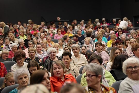 Panowie witali panie kwiatami. Dzień Kobiet w Tomaszowskim Domu Kultury [ZDJĘCIA]