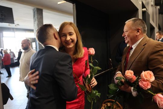 Panowie witali panie kwiatami. Dzień Kobiet w Tomaszowskim Domu Kultury [ZDJĘCIA]