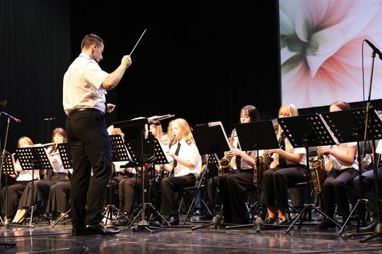 Panowie witali panie kwiatami. Dzień Kobiet w Tomaszowskim Domu Kultury [ZDJĘCIA]