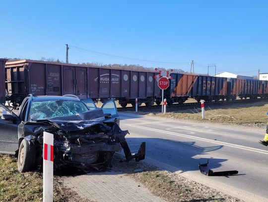 Lubycza Królewska: Volvo z 5 osobami wjechało pod pociąg. Śmigłowce LPR zabrały rannych [ZDJĘCIA]