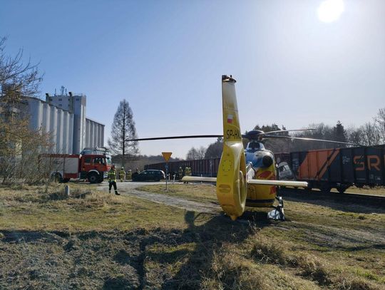 Lubycza Królewska: Volvo z 5 osobami wjechało pod pociąg. Śmigłowce LPR zabrały rannych [ZDJĘCIA]