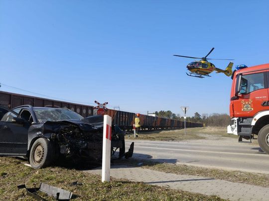 Lubycza Królewska: Volvo z 5 osobami wjechało pod pociąg. Śmigłowce LPR zabrały rannych [ZDJĘCIA]