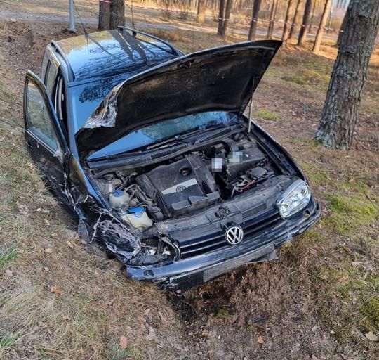 Po zderzeniu z Volkswagenem Maluch rozpadł się na dwie części! [ZDJĘCIA]