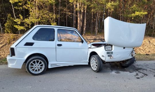 Po zderzeniu z Volkswagenem Maluch rozpadł się na dwie części! [ZDJĘCIA]