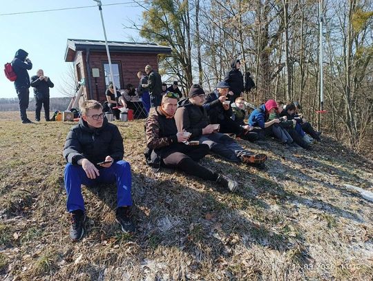 Uczniowie Mechanika i członkowie ZamToP-u ratują cenne murawy na Białej Górze [ZDJĘCIA]