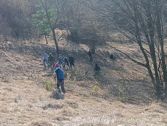 Uczniowie Mechanika i członkowie ZamToP-u ratują cenne murawy na Białej Górze [ZDJĘCIA]