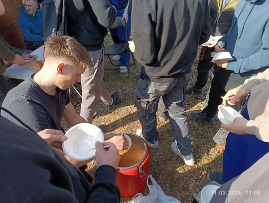 Uczniowie Mechanika i członkowie ZamToP-u ratują cenne murawy na Białej Górze [ZDJĘCIA]