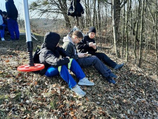 Uczniowie Mechanika i członkowie ZamToP-u ratują cenne murawy na Białej Górze [ZDJĘCIA]