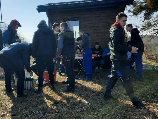 Uczniowie Mechanika i członkowie ZamToP-u ratują cenne murawy na Białej Górze [ZDJĘCIA]