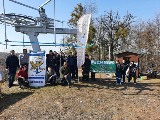 Uczniowie Mechanika i członkowie ZamToP-u ratują cenne murawy na Białej Górze [ZDJĘCIA]