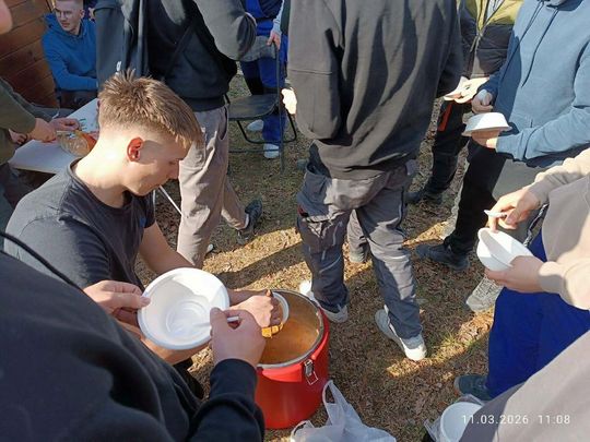 Uczniowie Mechanika i członkowie ZamToP-u ratują cenne murawy na Białej Górze [ZDJĘCIA]