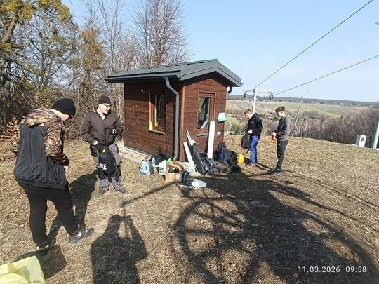 Uczniowie Mechanika i członkowie ZamToP-u ratują cenne murawy na Białej Górze [ZDJĘCIA]