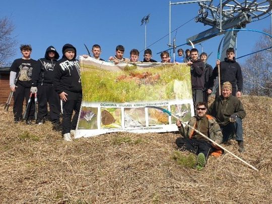 Uczniowie Mechanika i członkowie ZamToP-u ratują cenne murawy na Białej Górze [ZDJĘCIA]
