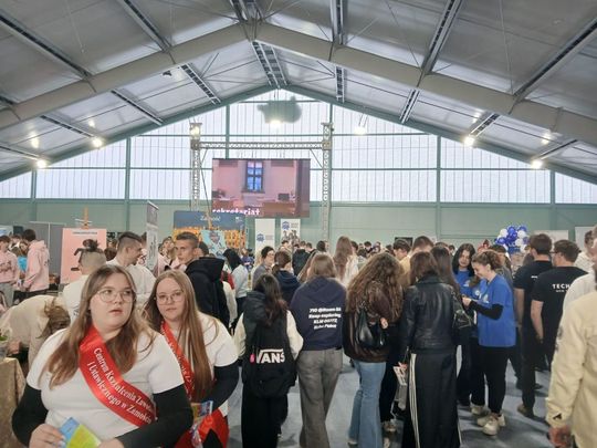 Zamość: Szkoły prezentują swoje oferty. To największe targi edukacyjne [ZDJĘCIA]