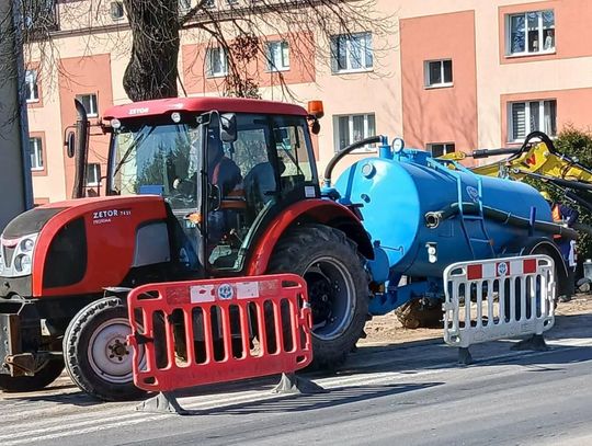 Zamość: duża awaria magistrali. Mieszkańcy bez wody, są beczkowozy [ZDJĘCIA]