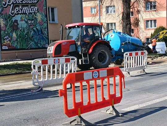Zamość: duża awaria magistrali. Mieszkańcy bez wody, są beczkowozy [ZDJĘCIA]