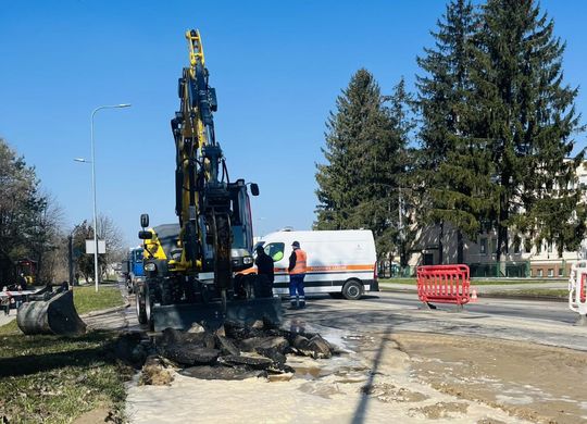 Zamość: duża awaria magistrali. Mieszkańcy bez wody, są beczkowozy [ZDJĘCIA]