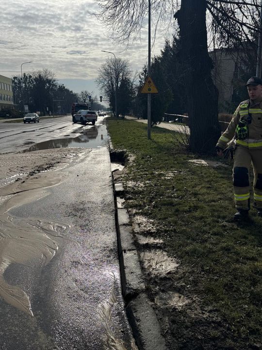 Zamość: duża awaria magistrali. Mieszkańcy bez wody, są beczkowozy [ZDJĘCIA]