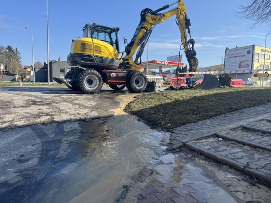 Zamość: duża awaria magistrali. Mieszkańcy bez wody, są beczkowozy [ZDJĘCIA]