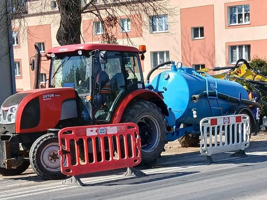 Zamość: duża awaria magistrali. Mieszkańcy bez wody, są beczkowozy [ZDJĘCIA]
