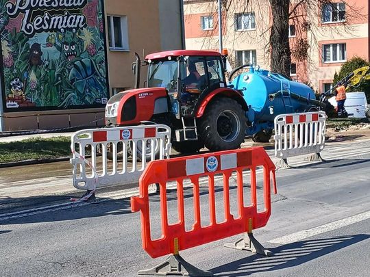 Zamość: duża awaria magistrali. Mieszkańcy bez wody, są beczkowozy [ZDJĘCIA]