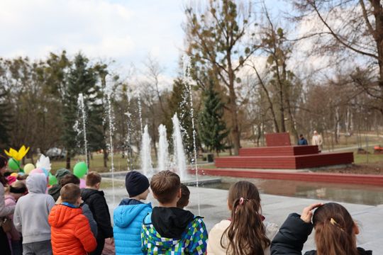 Fontanna już działa, rosną nowe drzewka w parku. Wiosna w Tomaszowie Lubelskim [ZDJĘCIA]