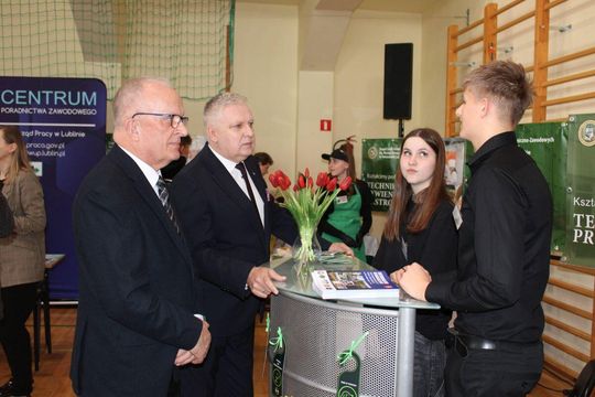 Tomaszowskie Targi Pracy cieszyły się dużym zainteresowaniem [ZDJĘCIA]