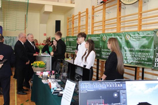 Tomaszowskie Targi Pracy cieszyły się dużym zainteresowaniem [ZDJĘCIA]