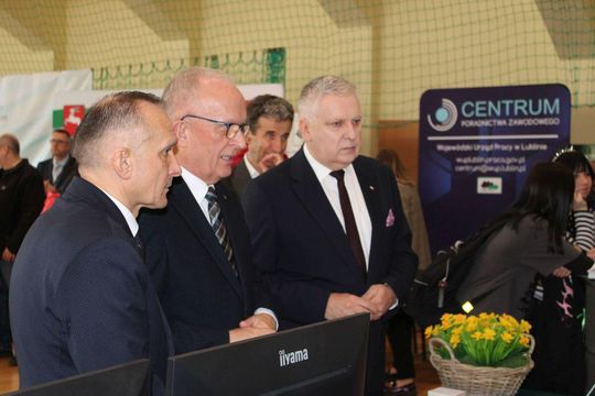 Tomaszowskie Targi Pracy cieszyły się dużym zainteresowaniem [ZDJĘCIA]