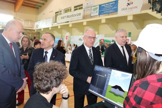 Tomaszowskie Targi Pracy cieszyły się dużym zainteresowaniem [ZDJĘCIA]