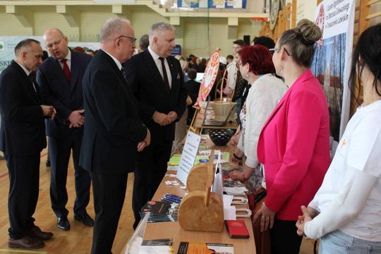 Tomaszowskie Targi Pracy cieszyły się dużym zainteresowaniem [ZDJĘCIA]