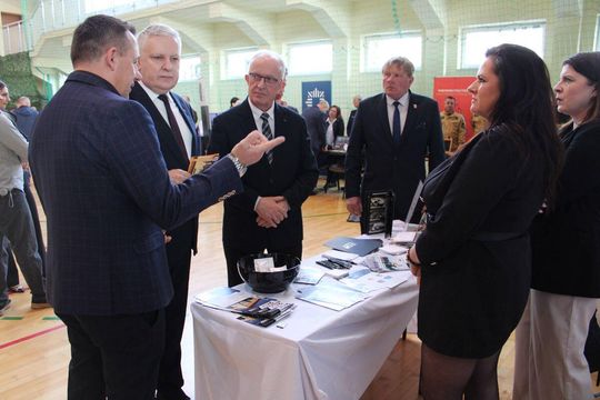 Tomaszowskie Targi Pracy cieszyły się dużym zainteresowaniem [ZDJĘCIA]