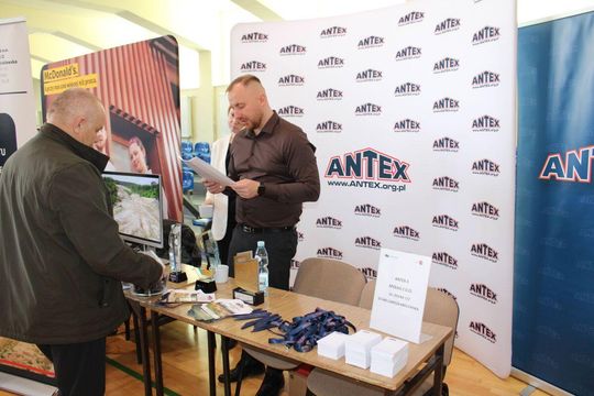 Tomaszowskie Targi Pracy cieszyły się dużym zainteresowaniem [ZDJĘCIA]