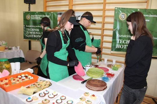 Tomaszowskie Targi Pracy cieszyły się dużym zainteresowaniem [ZDJĘCIA]