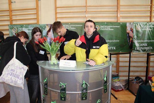 Tomaszowskie Targi Pracy cieszyły się dużym zainteresowaniem [ZDJĘCIA]