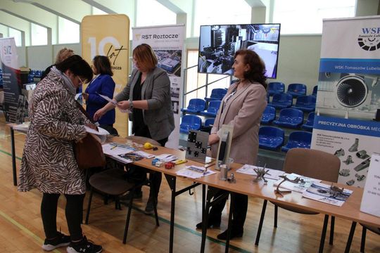 Tomaszowskie Targi Pracy cieszyły się dużym zainteresowaniem [ZDJĘCIA]