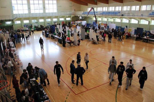 Tomaszowskie Targi Pracy cieszyły się dużym zainteresowaniem [ZDJĘCIA]