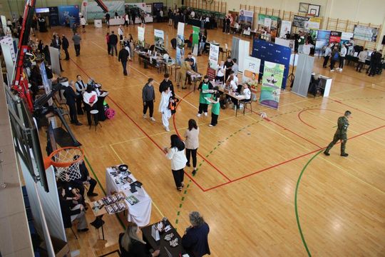 Tomaszowskie Targi Pracy cieszyły się dużym zainteresowaniem [ZDJĘCIA]